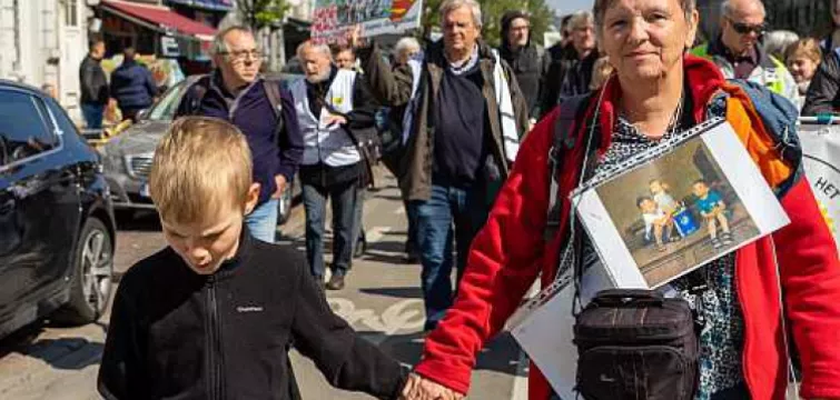 Liesbet en haar kleinkinderen zetten zich samen in voor het klimaat