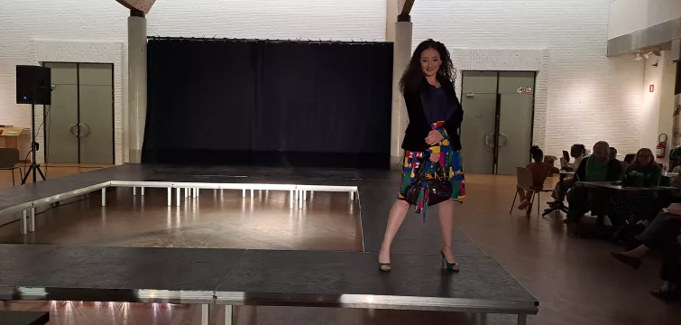 vrouw op catwalk