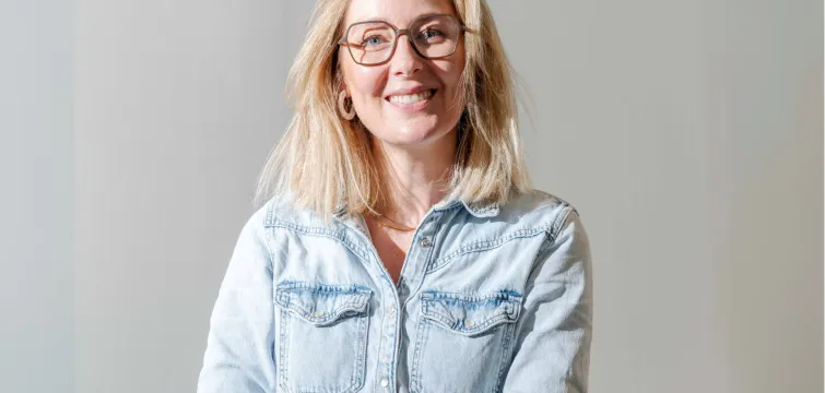 Host Elke Van Mello in Nattevingerwerk