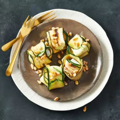 Courgetterolletjes met geitenkaas en pijnboompitten