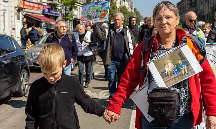 Liesbet en haar kleinkinderen zetten zich samen in voor het klimaat Liesbet en haar kleinkinderen zetten zich samen in voor het klimaat