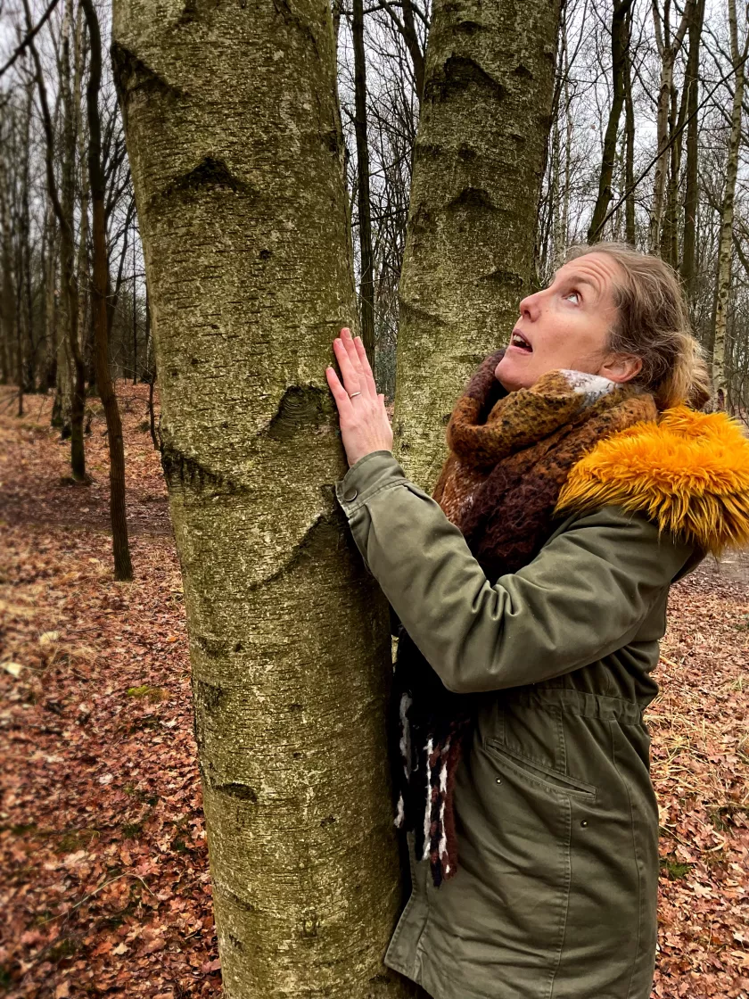 Sigrid Sypré voelt aan de schors van een boom