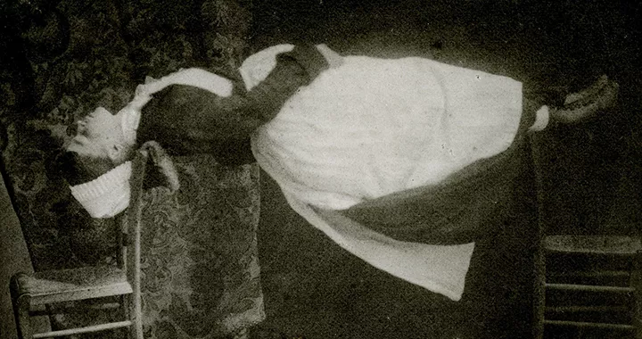 Paul Regnard, Léthargie, foto van Augustine Gleizes, uit: Iconographie photographique de la Salpêtrière, deel 3, 1879-1880, Parijs. Museum Dr. Guislain, Gent.